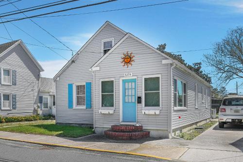 Chincoteague House | Timeout - Lovingly renovated cottage close to Downtown!