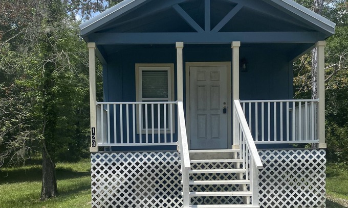 Cleveland House | Tiny home with amenities!