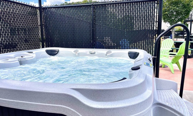 Waynesville Apartment | Tiny Home with Hot Tub Near Ft. Leonard Wood!