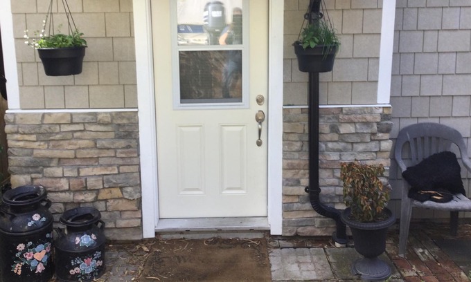 Victoria West Cottage | Tiny house located close to downtown