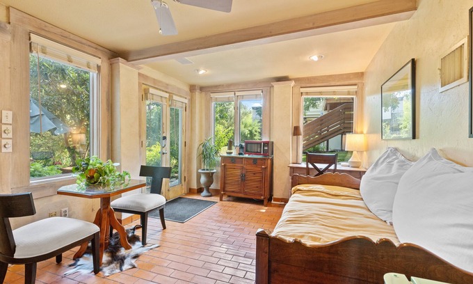 Clarksville Apartment | Tiny Tasteful 1