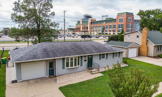 Green Bay House | Titletown Dream Stay- Fire pit, Stadium Views - Across from Lambeau Feild