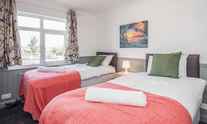 Tilbury House | TMS Spacious 3-Bed House! Tilbury! Free parking!