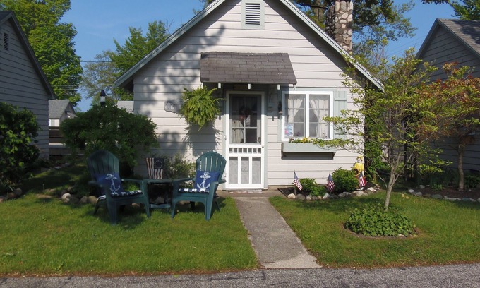 Ludington Cottage | To Ludington Cottages Parkview Cottages