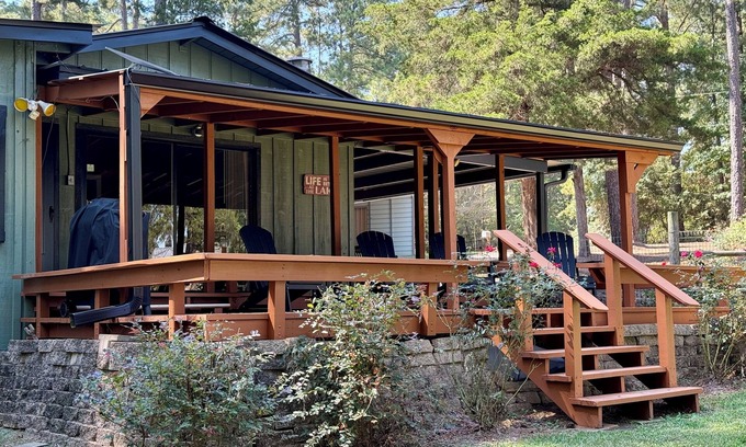 Negreet Cabin | Toledo Bend Lake Record Lodge - waterfront, private boat dock and Pet-friendly!