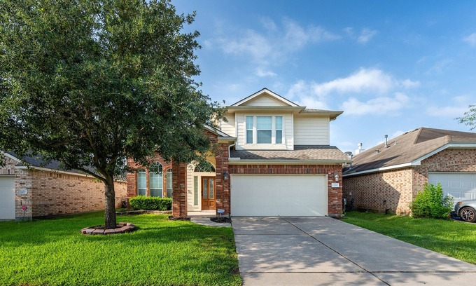 Tomball House | Tomball's Corner - Resort Style Patio
