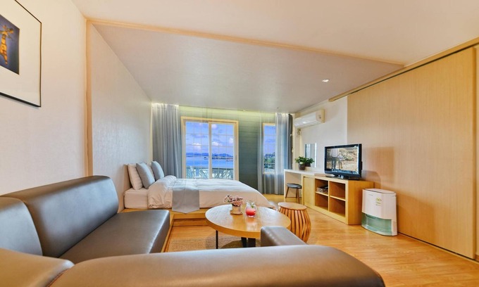 Yongnam-myeon House | Tongyoung Mongdolhouse Pension