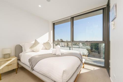 Phillip Apartment | Top-Floor Apartment Near Shops and Aboretum views - Hosted by Canstay