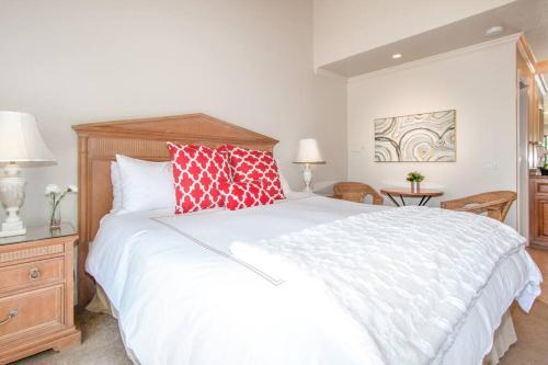 Napa Apartment | Top Floor Napa Retreat, Pool, Near Wineries, Pet Friendly