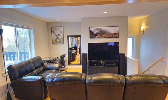 Riley Park House | Top Floor Private Suite | King Bed | Balcony View | 15 min to Downtown Vancouver