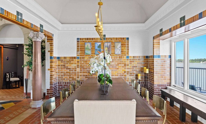 Louisville House | Top-Floor Riverside Retreat|Timeless Charm & Views