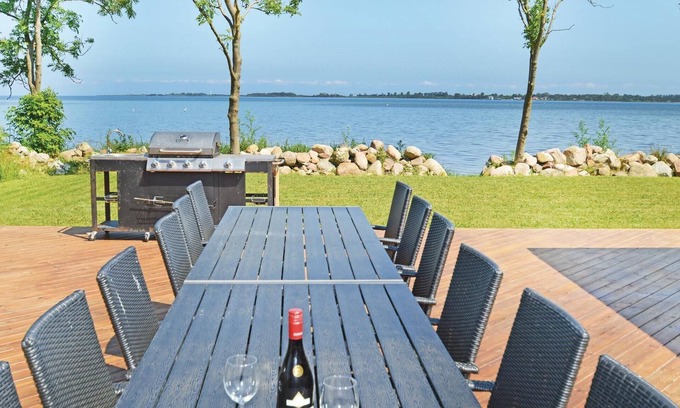 Kragenæs House | Top house in the first row on the water.