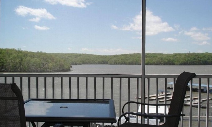 Osage Beach Condo | Towers Top REVIEWS, Walk in Level ! Just updated! Hot Tub! Sauna! nIndoor Pool!.