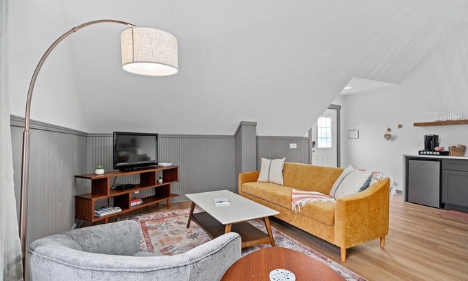Fredericksburg Apartment | Town Creek Warren - Suite A | Great Locaton