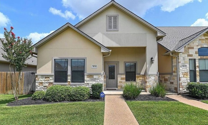 College Station House | Town Home 4.5 Miles From Texas A&M