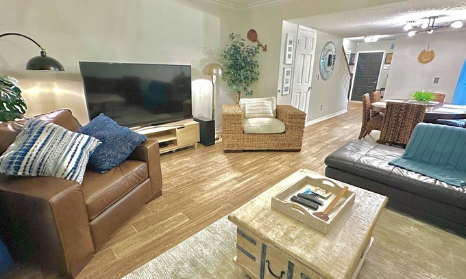 College Park House | Townhome w Big Balcony and Workspace - Perfect for Work and Student Travelers