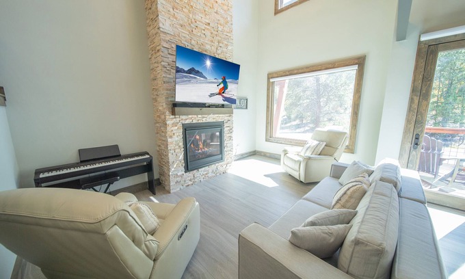 Lakeside Village House | Townhome with a free shuttle and private laundry