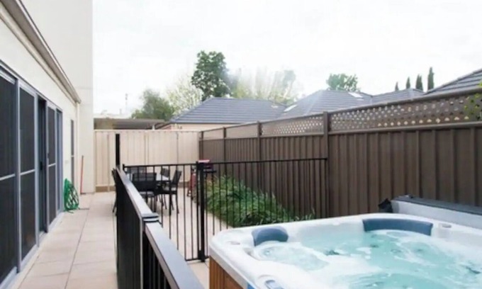 Echuca House | Townhouse on McKinlay - Central, spacious, luxurious 3 bdrm w/hot tub & Foxtel