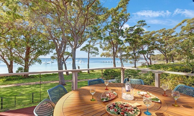 Callala Bay House | Tradewinds – extensive deck over the water