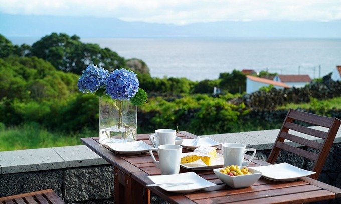 Sao Roque do Pico House | Traditional house restored in private and quiet environment near the sea