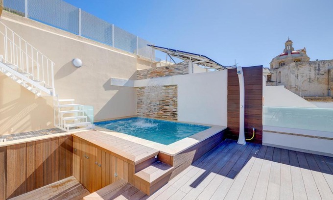 Senglea House | Traditional Maltese Townhouse wt Terrace and Pool