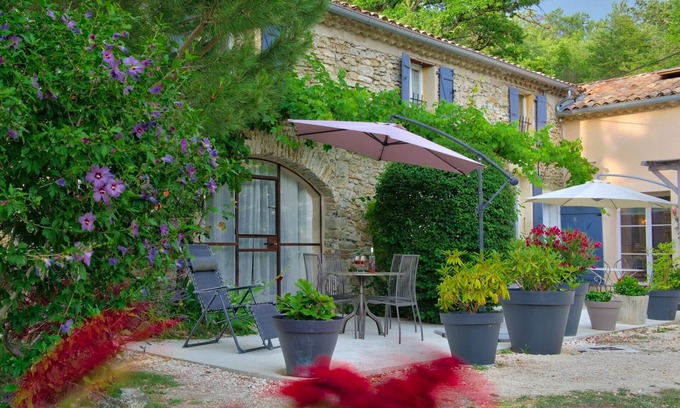 Pont-de-Barret Apartment | Traditional stonebuilt ProvencaleMas gite apartment. Large swimming pool. Eyzahu