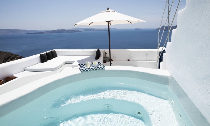 Oia Villa | Traditional villa in Oia with Jacuzzi and unique view of the Volcano and Caldera