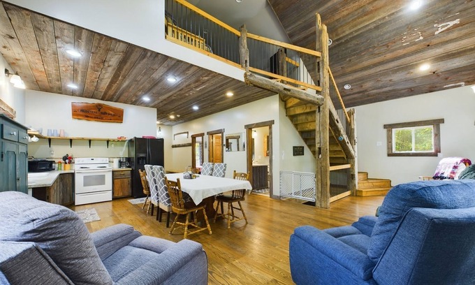 Wetmore Cabin | Trail 7*Air Hockey*Pool Table*Trailer Parking