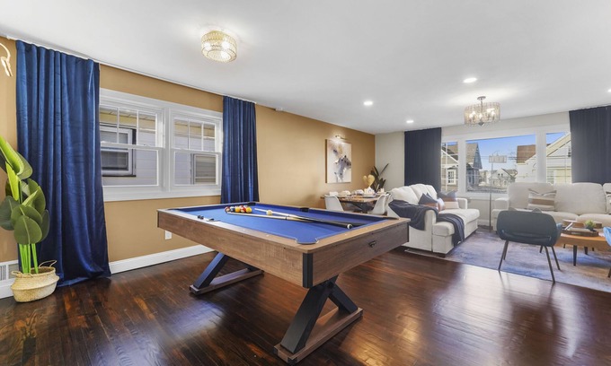 Constable Hook Apartment | Train 2min walk, Free Parking, Pool Table & NYC 30min