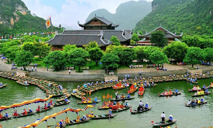 Ninh Binh Ski Chalet | Trang An Ao Dai Homestay - Wooden house with field view and private bathroom