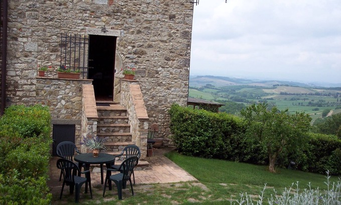 Castellina in Chianti Apartment | Tranquil 2-bedroom apartment with WiFi in Toscana