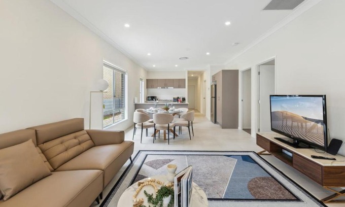 Spring Mountain House | Tranquil 3B2B Home with Parking Backyard and 5Mins walk to Mall