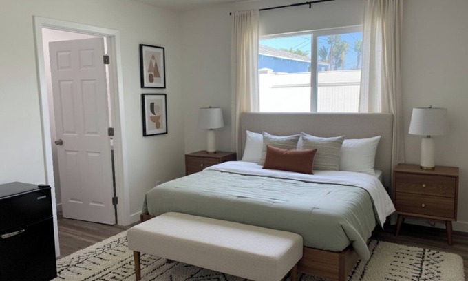 Los Angeles House | Tranquil 4-bedroom house with AC in charming Los Angeles