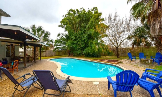 FM 1960 Apartment | Tranquil 6-Bedroom w/Pool 25 Min to Downtown SO