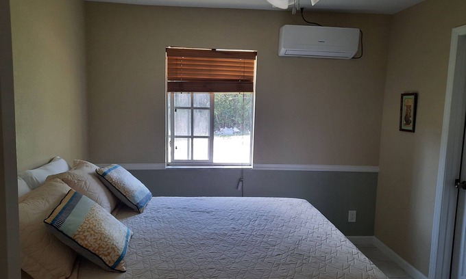 Lucaya Apartment | Tranquil and peaciful vacation get away. Near shopping and entertainment areas