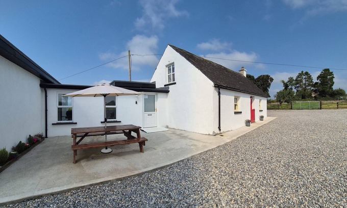 Coolbawn House | Tranquil Carney Commons Cottage - Sleeps 10