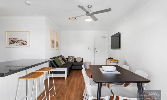 Taringa Apartment | Tranquil Taringa 2 Bed Sleeps 5,Close to Bus and Train Indooroopilly Shopping