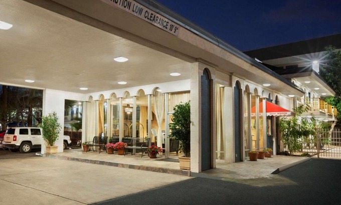 Oleander - Sunset Hotel | Travelodge by Wyndham Bakersfield