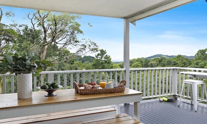 Robertson House | Tree-Scape Retreat – a serene oasis featuring breathtaking views, pet friendly accommodation