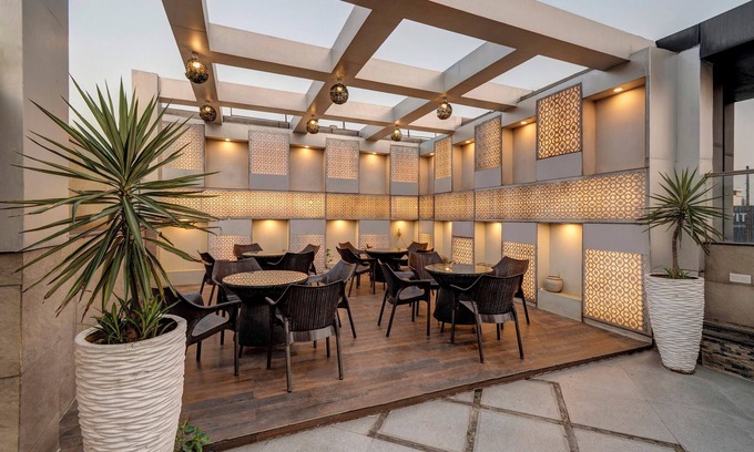 Alambagh Hotel | Treebo Riddhi Paradise - 15 mins from Airport