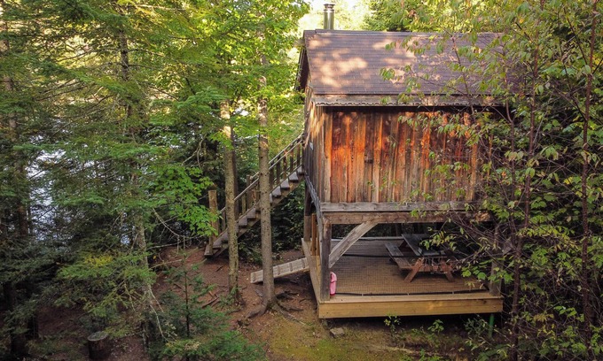 Saint-Faustin-Lac-Carre House | Treehouse #01 (Lakefront)
