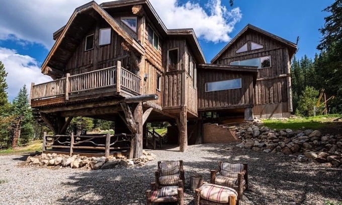 Breckenridge House | Treehouse Lodge-Featured in Thrillist Magazine and on Fox "American Dream Home"