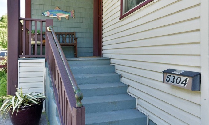 Dunsmuir Cottage | TreeTop Cottage in the trees overlooking the river