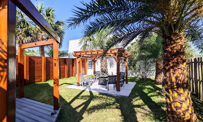 Kiska Beach House | Trendy Cottage - Short walk to the beach - Backyard Oasis