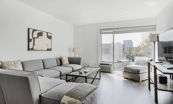 Miracle Mile Apartment | Trendy Mid-Wilshire 1BR w/Pool & W/D, nr Shopping, by Blueground