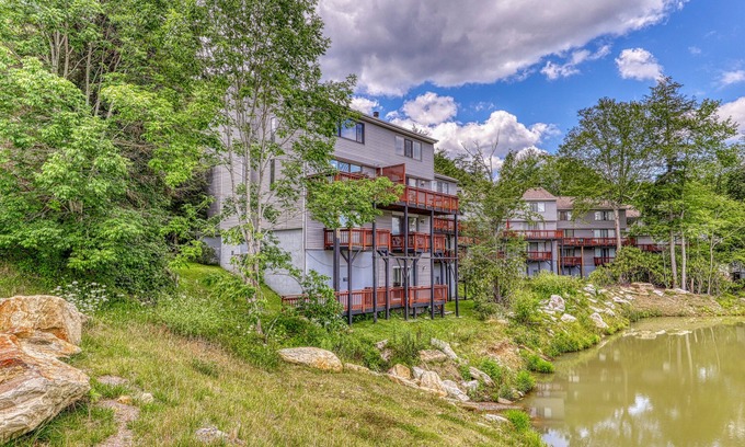 Sugar Mountain Condo | Tri-level Sugar Mountain townhouse next to slopes w/open floor plan & balcony