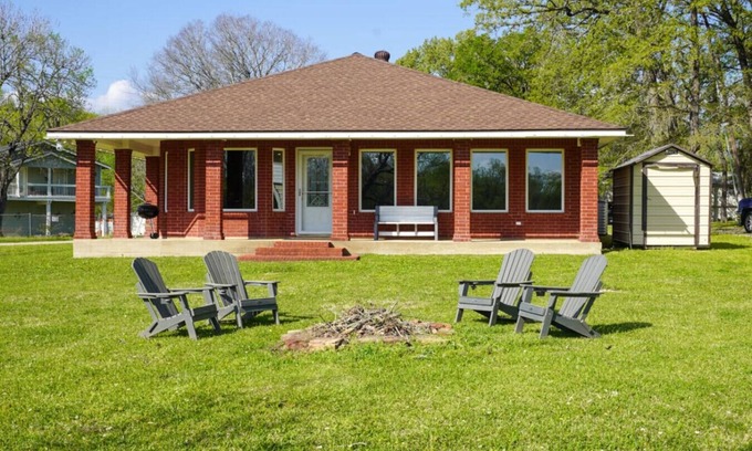 Oakhurst House | Trinity Riverside - Private Dock, Kayaks, & More!