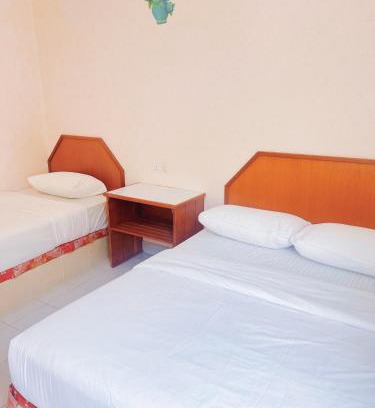 Bukit Kecil House | Triple room with private bathroom