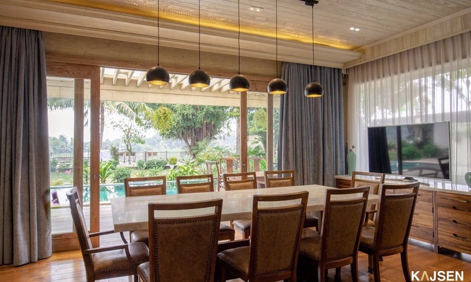 Ho Chi Minh City Villa | Tropical backyard & Luxury wooden villa, 5 min to local night market, 10 to Mall