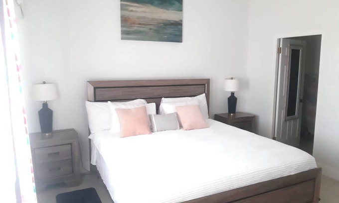 Havendale Apartment | Tropical Bliss cozy Kgn apt equipped with security, AC, balcony, WiFi, kitchen